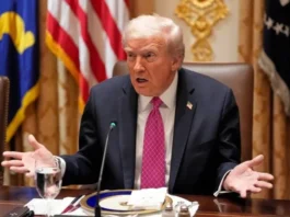 Trump responde a los manifestantes con un vídeo generado por IA donde les lanza excrementos